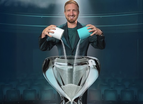 Bild von Stefan Büsser mit «ÜBER-LEBT» auf Schweizer Tour