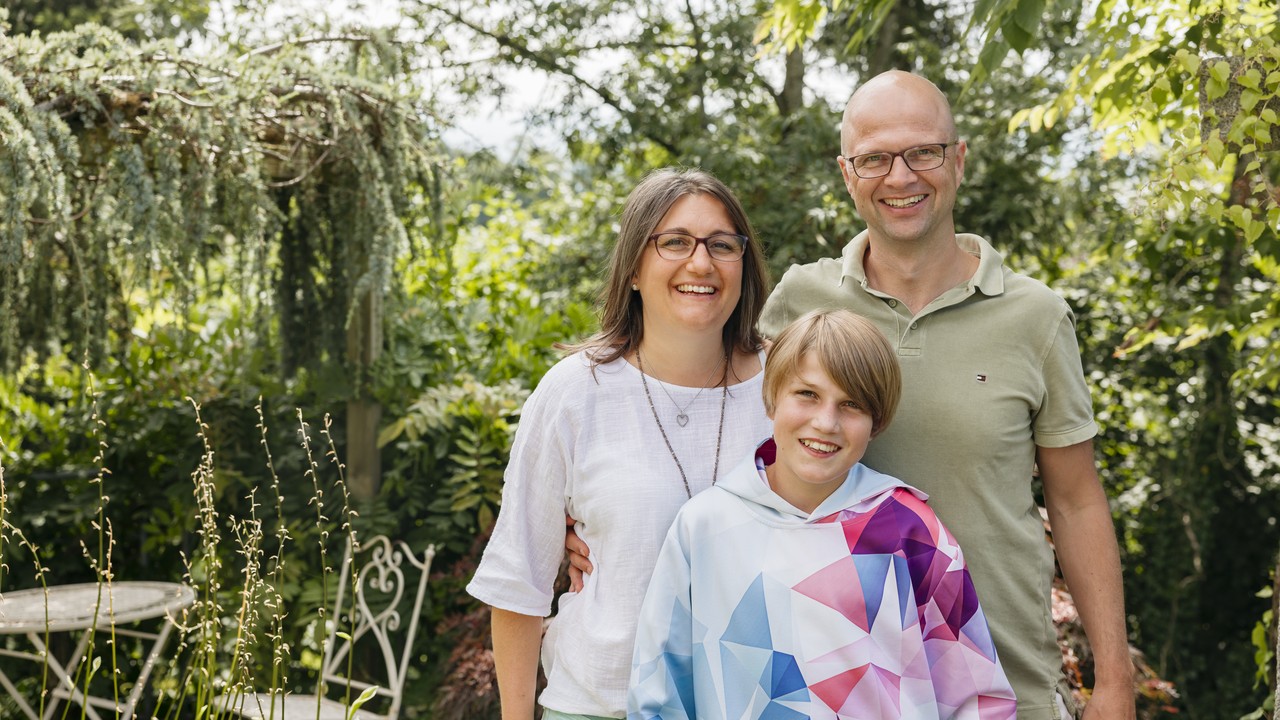 Lino mit seiner Mutter und seinem Vater