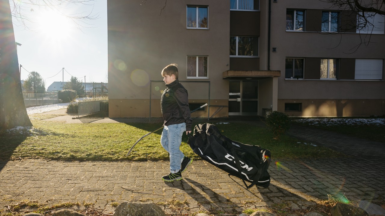 Yanis auf dem Weg zu seinem Eishockeytraining.